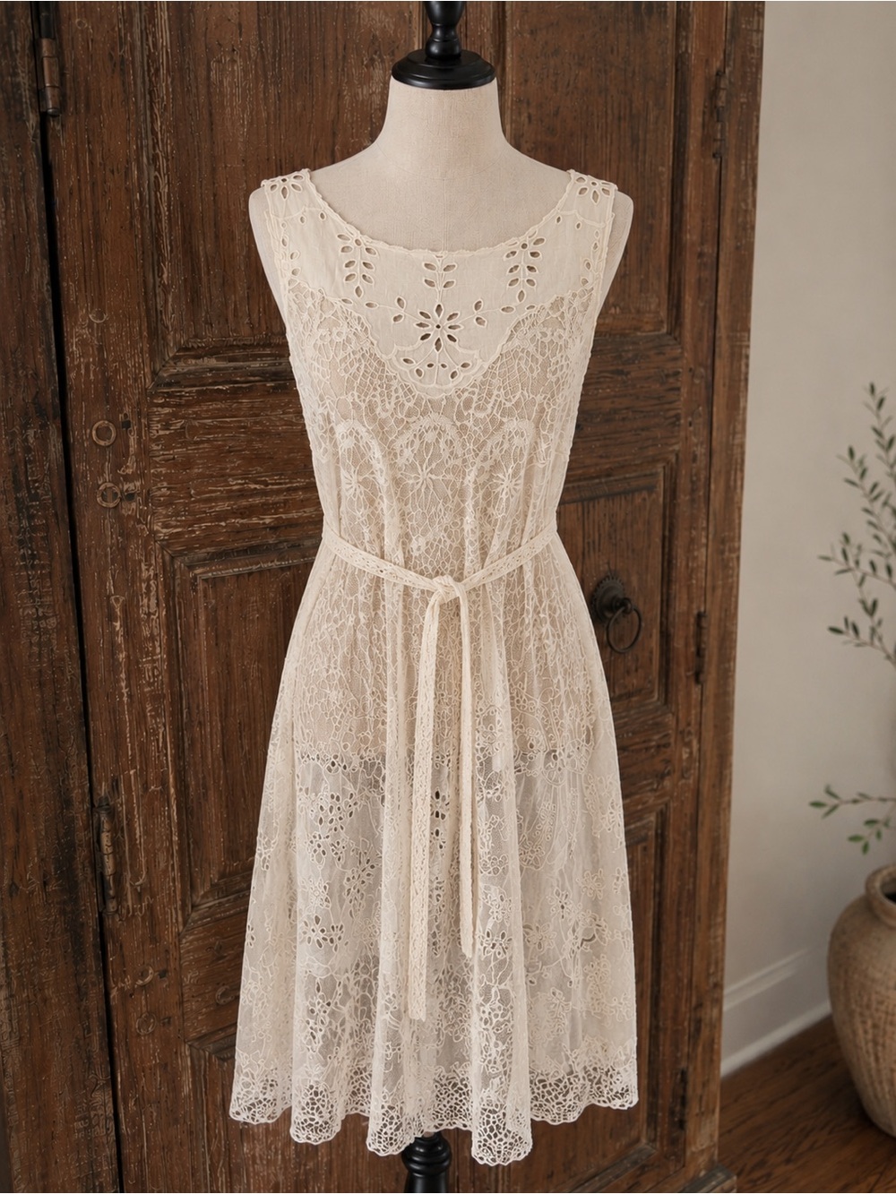 Anthropologie Cream Sleeveless Lace Midi Dress size 4. No inside slip